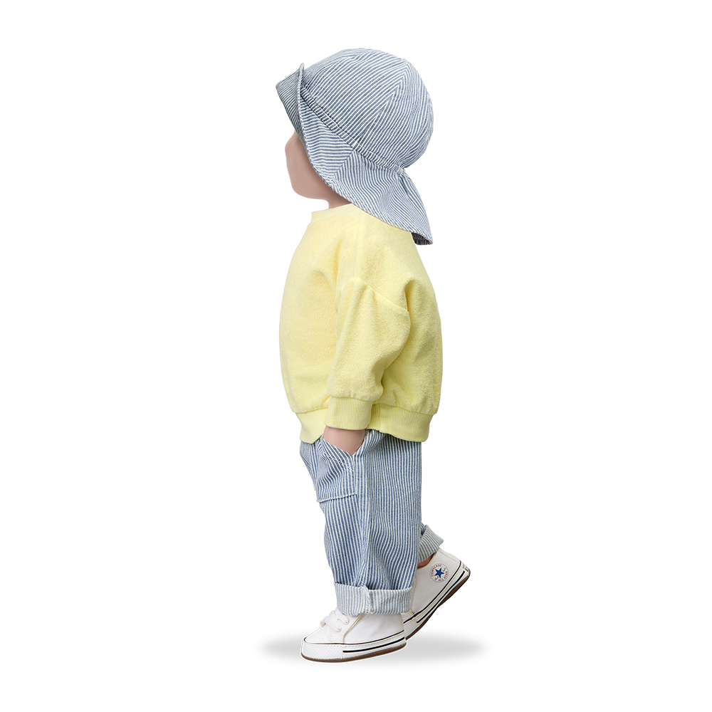 1+ in the family Sineu denim getragen von einer Puppe in Kombination mit dem Sonnenhut Inca, Ansicht von der Seite 