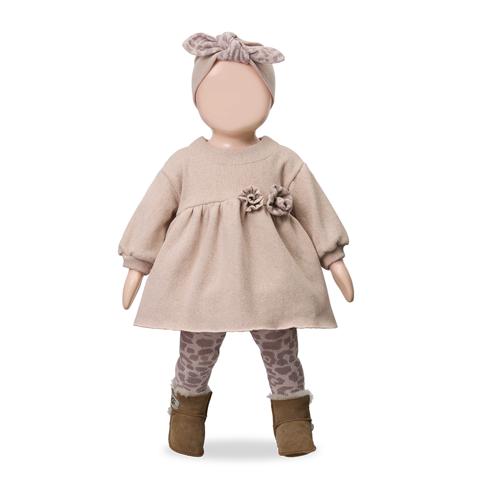 1+ in the family Stirnband Parma nude getragen von einer Puppe, kombiniert mit der Strumpfhose Trapani in nude. 