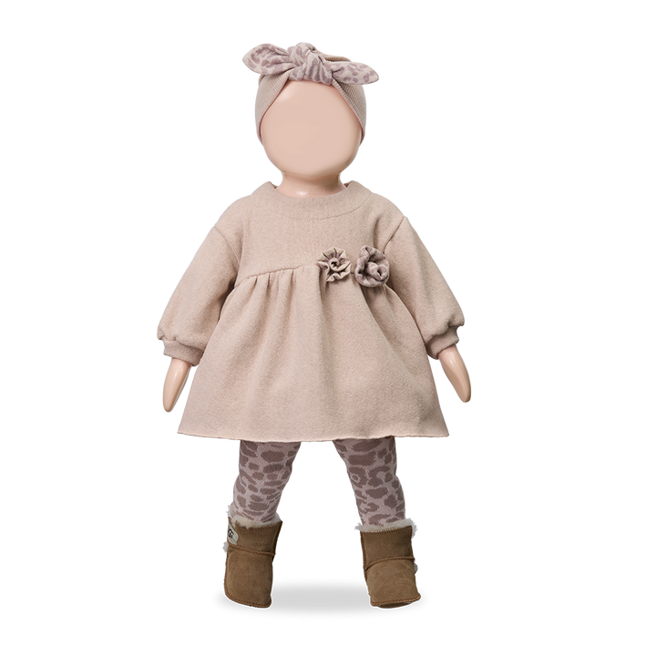 1+ in the family Stirnband Parma nude getragen von einer Puppe, kombiniert mit der Strumpfhose Trapani in nude. 