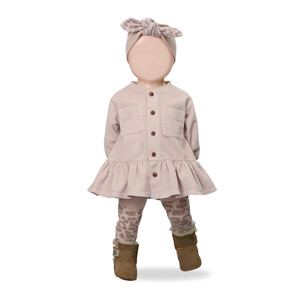 1+ in the family Stirnband Parma nude getragen von einer Puppe, kombiniert mit der Strumpfhose Trapani in nude. 