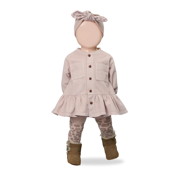 1+ in the family Stirnband Parma nude getragen von einer Puppe, kombiniert mit der Strumpfhose Trapani in nude. 