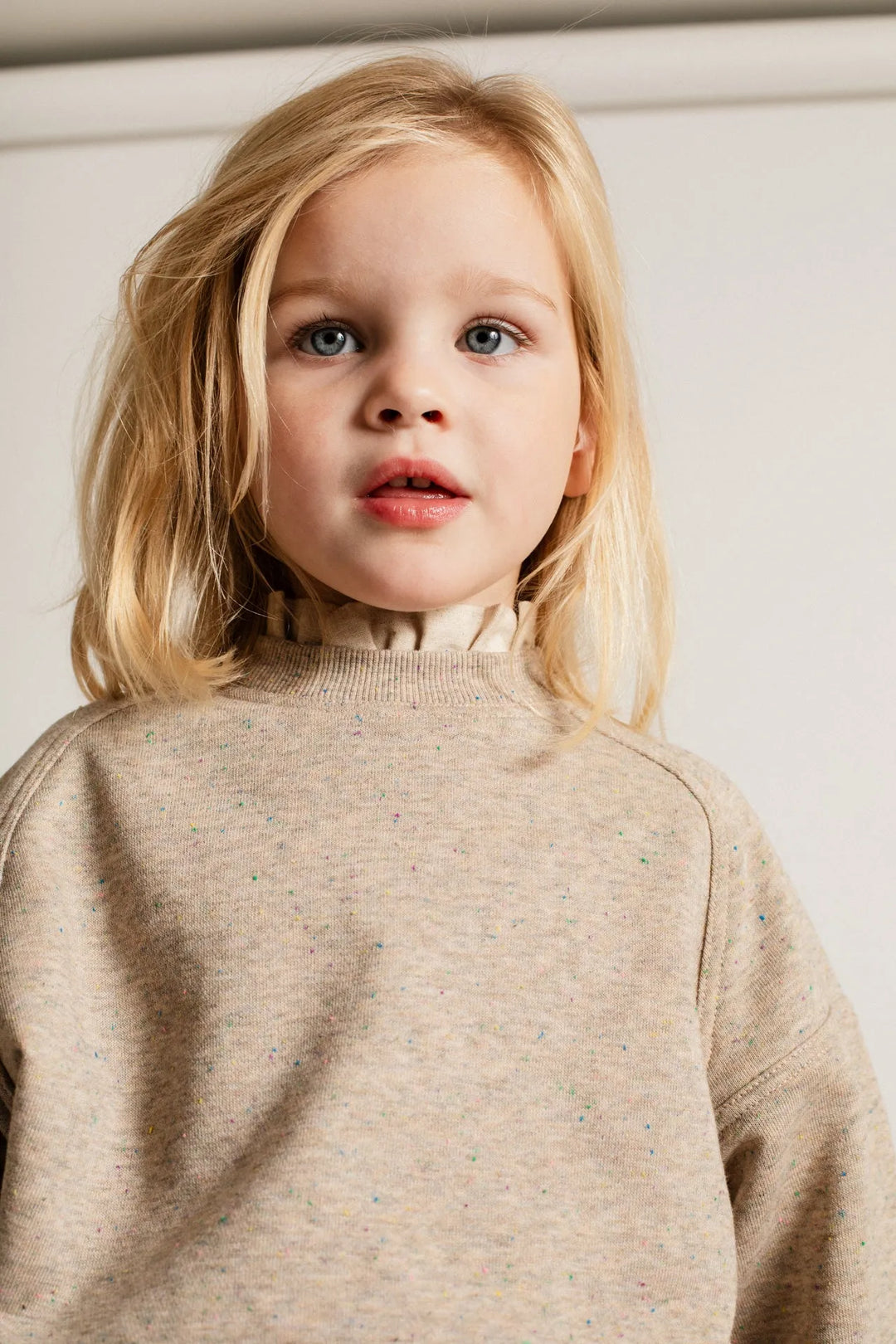 Sweatshirt für Mädchen aus Baumwolle mit Rüschenkragen sandfarben bunte Sprenkel