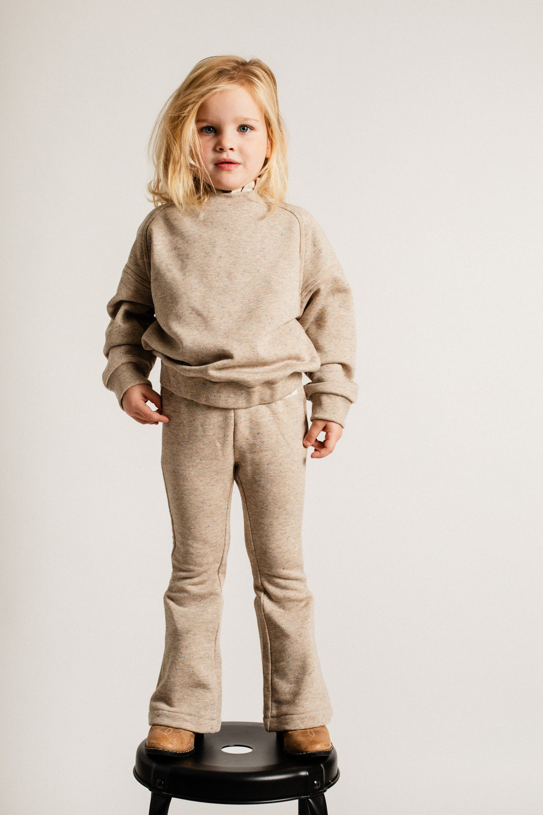 sandfarbene Sweathose für Mädchen aus Baumwolle mit Schlag und bunten Sprenkeln