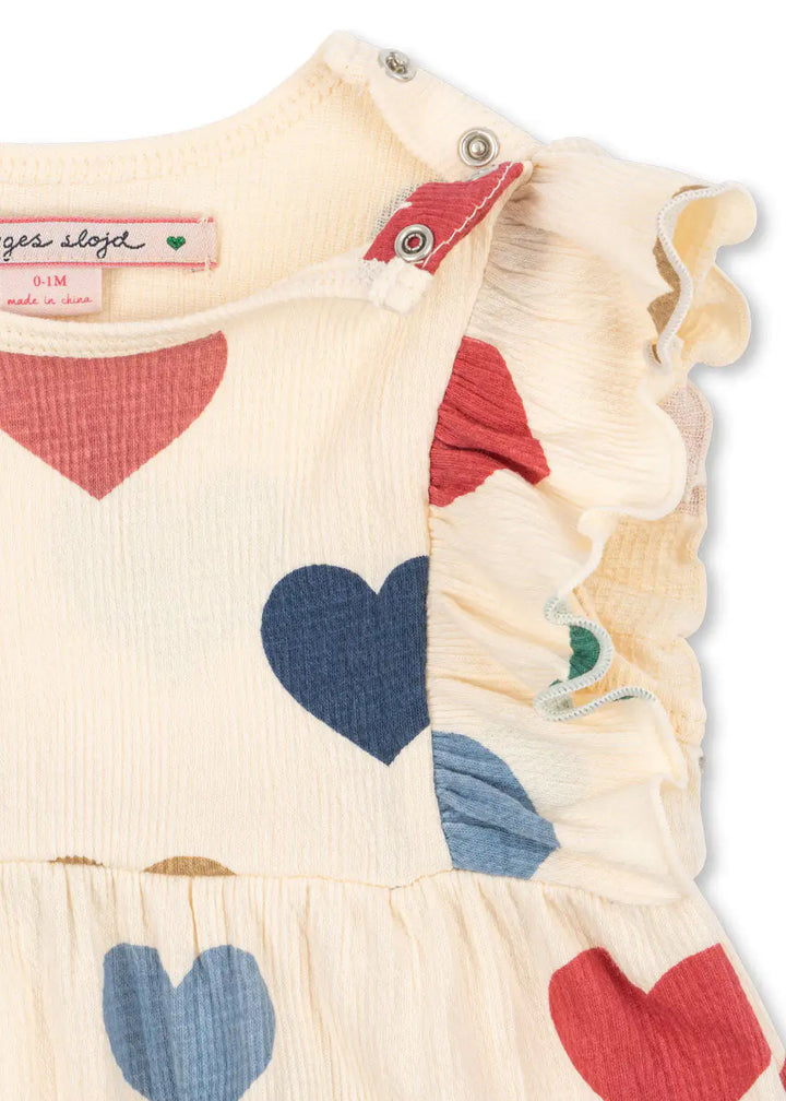 Chleo Frill Romper GOTS bon coeur coloré  Detailansicht Druckknopfverschluss an der Schulter 