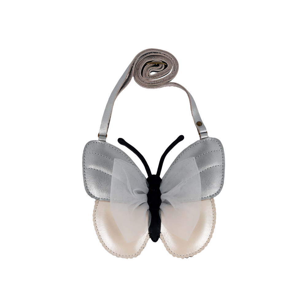 Handtasche für Mädchen aus schimmerndem Leder in Form eines Schmetterlings in hellblau und creme mit Schulterriemen, Ansicht von vorne