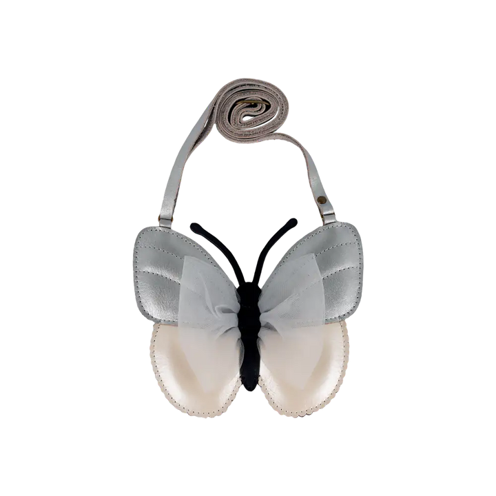 Handtasche für Mädchen aus schimmerndem Leder in Form eines Schmetterlings in hellblau und creme mit Schulterriemen, Ansicht von vorne