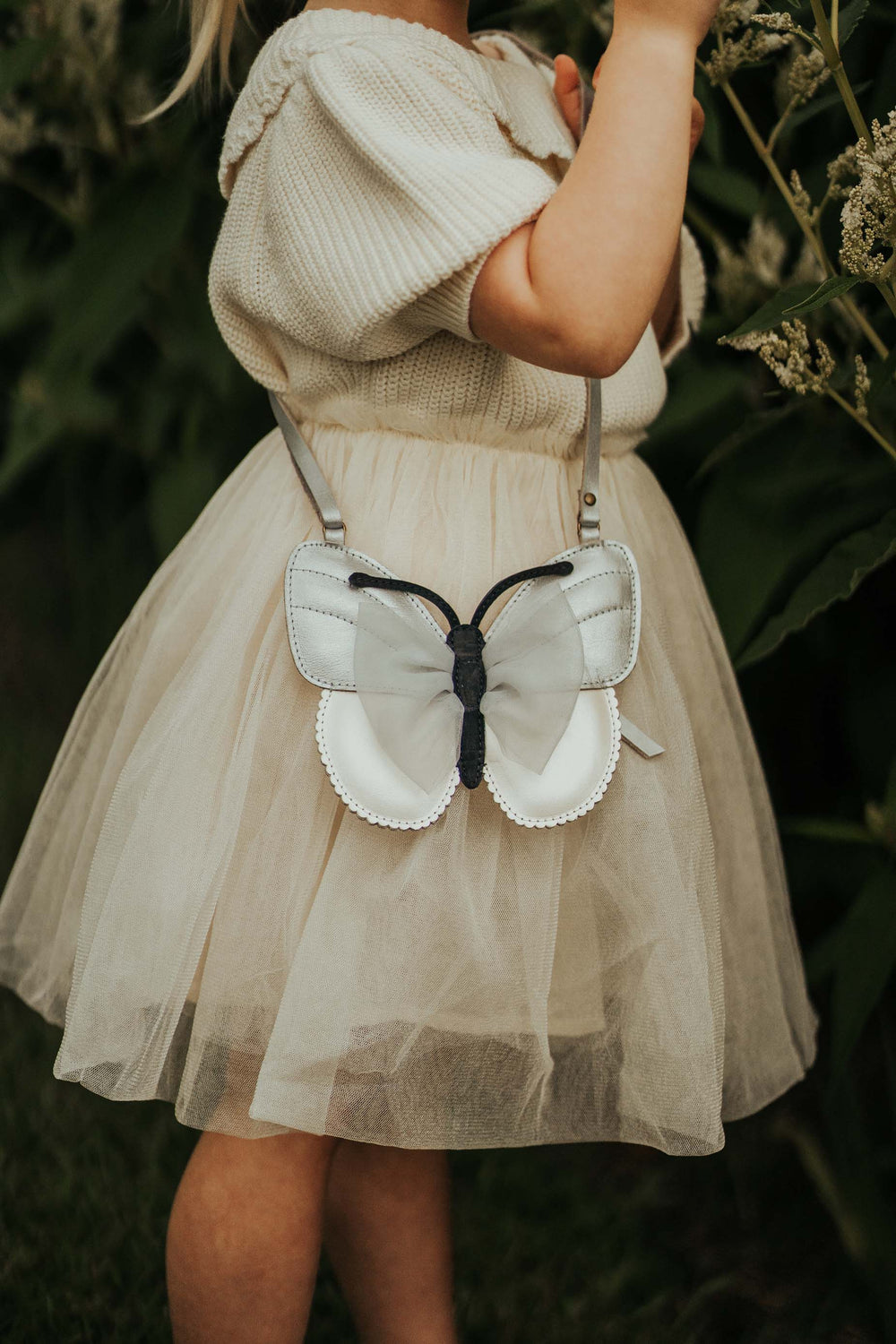 Donsje Alja Purse Vlinder silver grey metallic leather getragen von einem Mädchen, Ansicht von vorne