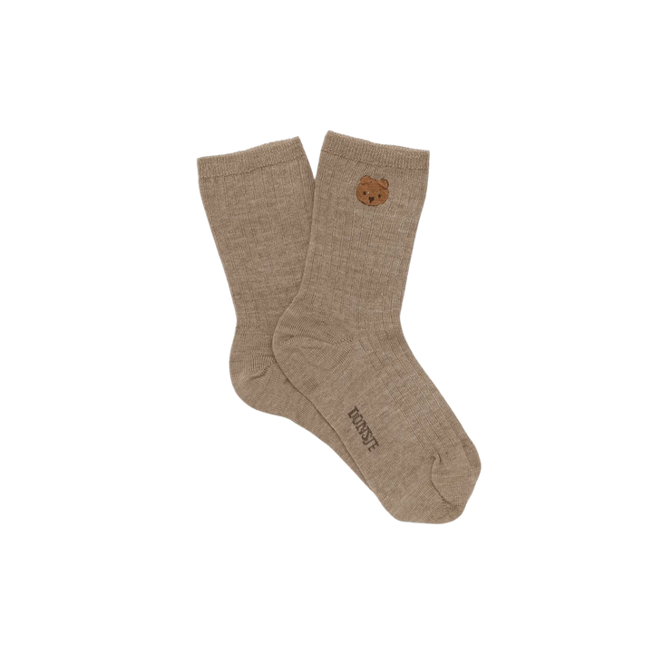 braune Socken für Babys und Kleinkinder aus Bio-Baumwolle mit dem Donsje Bärengesicht, aufgestickt unterhalb des Saums und eingewebtem Logo von Donsje auf der Sohle 