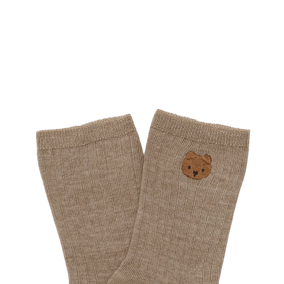 Donsje Bell Socks Bear dusty green Detailansicht Saum der Socke mit Fokus auf dem aufgestickten Bärengesicht