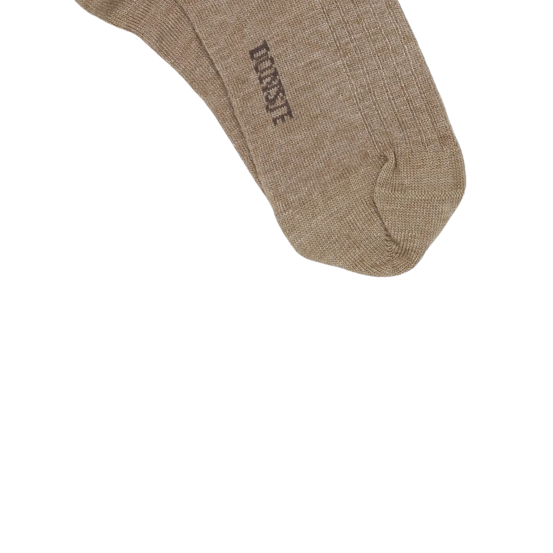 Donsje Bell Socks Bear dusty green Detailaufnahme Sohle des Strumpfes mit eingewebtem Logo von Donsje