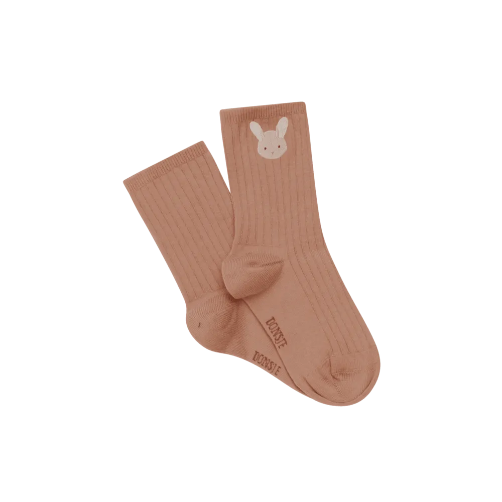 braunrosafarbene Socken für Mädchen aus Bio-Baumwolle mit aufgesticktem Hasengesicht unter dem Saum und eingewebtem Donsje-Logo auf der Sohle