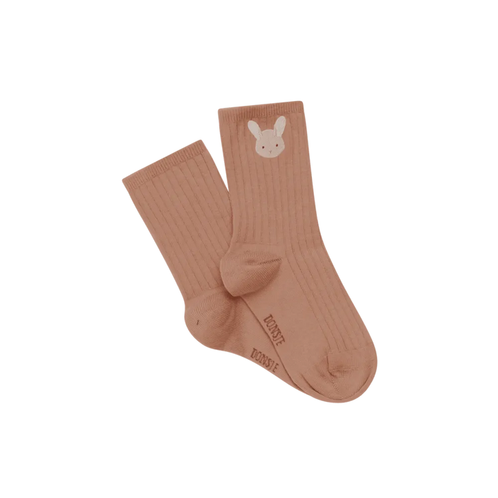 braunrosafarbene Socken für Mädchen aus Bio-Baumwolle mit aufgesticktem Hasengesicht unter dem Saum und eingewebtem Donsje-Logo auf der Sohle