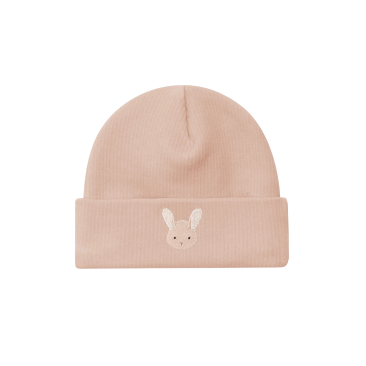 rosafarbene Beanie Mütze für Babys und Kleinkinder aus Bio-Baumwolle mit gerippter Struktur und Umschlag, auf dem sich aufgestickt vorne ein Hasengesicht und hinten der Donsje Schriftzug befindet, beides jeweils in rosa