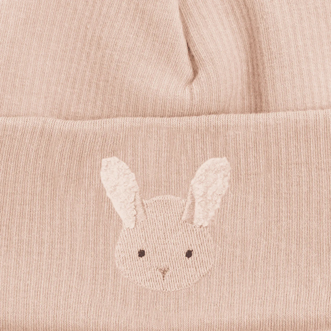 Donsje Beller Hat Fluffy Bunny rose mocha Detailaufnahme von dem vorne aufgestickten Hasengesicht