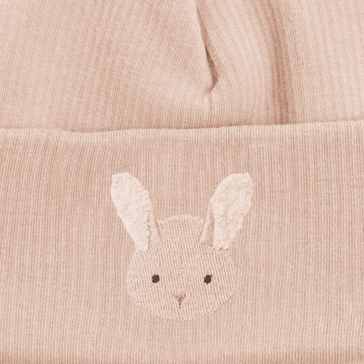 Donsje Beller Hat Fluffy Bunny rose mocha Detailaufnahme von dem vorne aufgestickten Hasengesicht