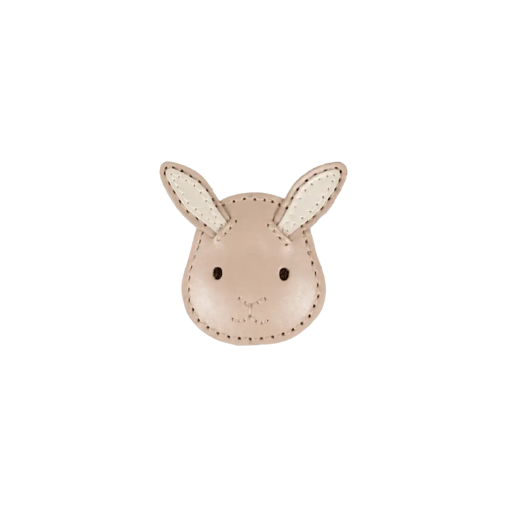 Haarklammer für Mädchen aus schimmerndem, rosafarbenem Leder in Form eines Hasenkopfes, Produktbild, Ansicht von vorne