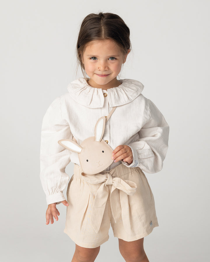 Donsje Blinc Purse Pink Bunny powder metallic nubuck getragen von einem Mädchen, Ansicht von vorne