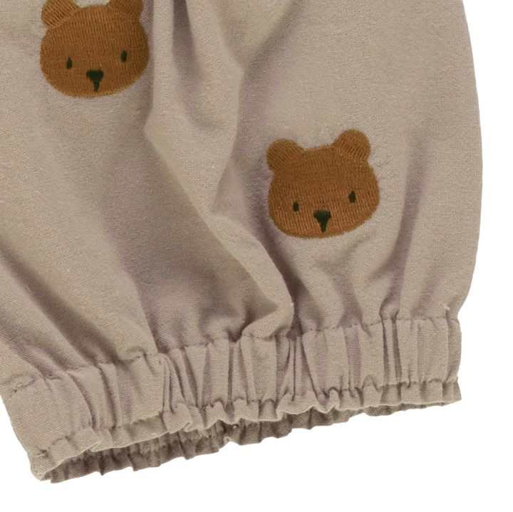 Donsje Carson Bloomers Bears dusty green Detailaufnahme vom Bund des linken Beines mit aufgestickten Bären