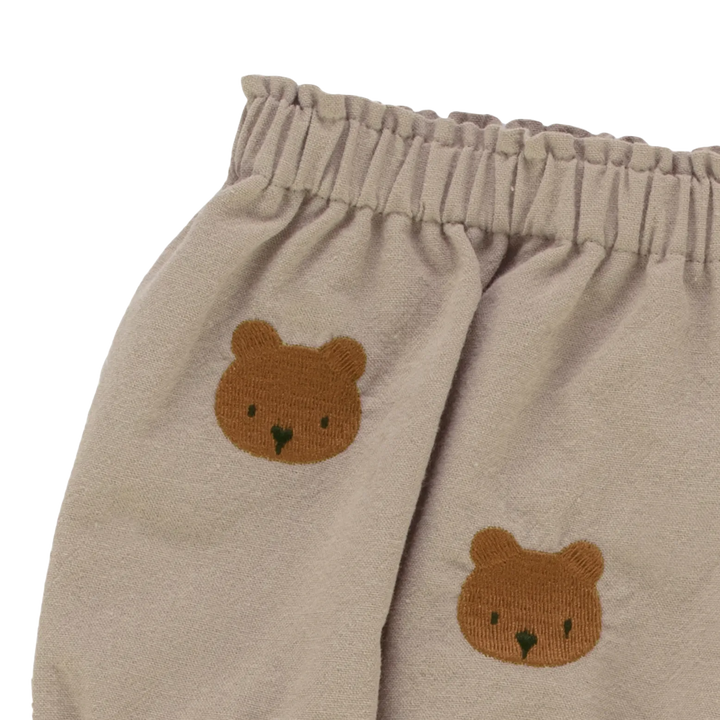Donsje Carson Bloomers Bears dusty green Detailaufnahme von der oberen rechten Hälfte mit Fokus auf den Gummibund und die aufgestickten Bären