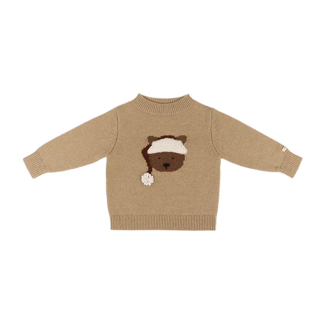 beigefarbener Pullover für Kinder aus 100% Merinowolle mit großem Bärengesicht mit Weihnachtsmütze auf der Vorderseite, gerippte Bündchen am Rundhalsausschnitt, Saum und an den Ärmeln. Produktbild, Ansicht von vorne. 