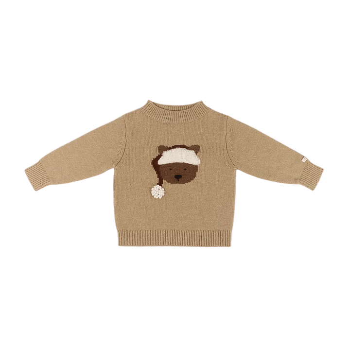 beigefarbener Pullover für Kinder aus 100% Merinowolle mit großem Bärengesicht mit Weihnachtsmütze auf der Vorderseite, gerippte Bündchen am Rundhalsausschnitt, Saum und an den Ärmeln. Produktbild, Ansicht von vorne. 