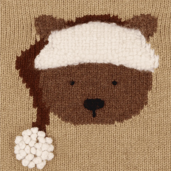 Donsje Denn Merino Wool Sweater Christmas Bear latte melange Detailansicht gestricktes Bärengesicht mit Weihnachtsmütze. 