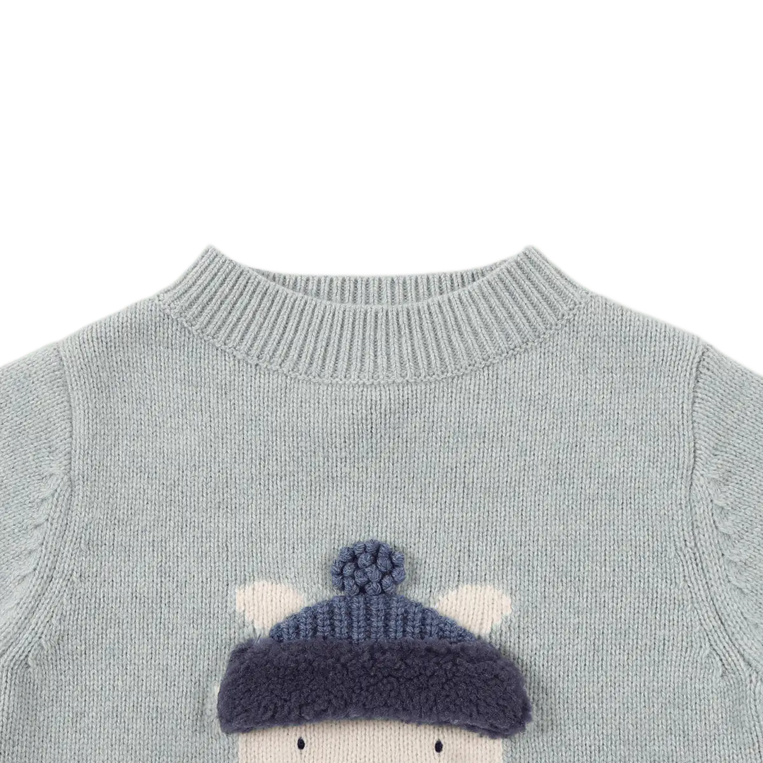 Donsje Denn Merino Wool Sweater Polar Bear cloud blue melange Detailansicht gerippter Rundhalsausschnitt. 