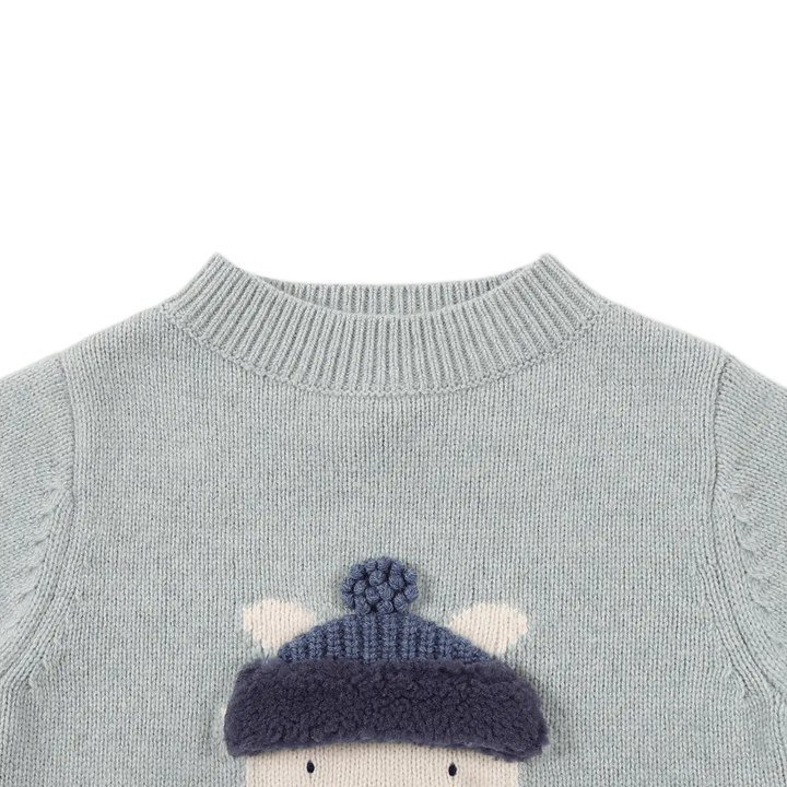 Donsje Denn Merino Wool Sweater Polar Bear cloud blue melange Detailansicht gerippter Rundhalsausschnitt. 