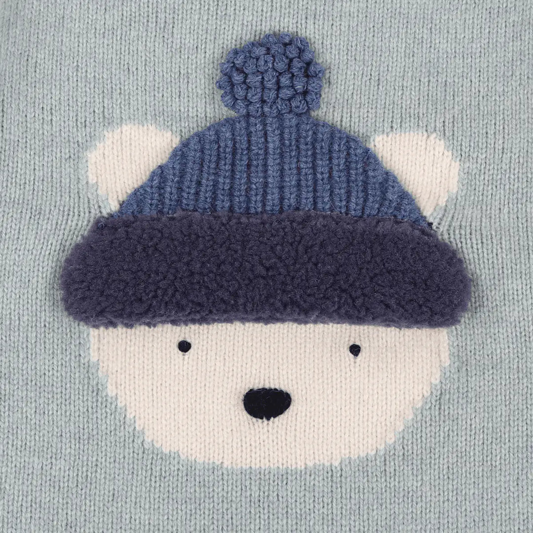 Donsje Denn Merino Wool Sweater Polar Bear cloud blue melange Detailansicht Eisbären-Gesicht mit dunkelblauer Pudelmütze. 
