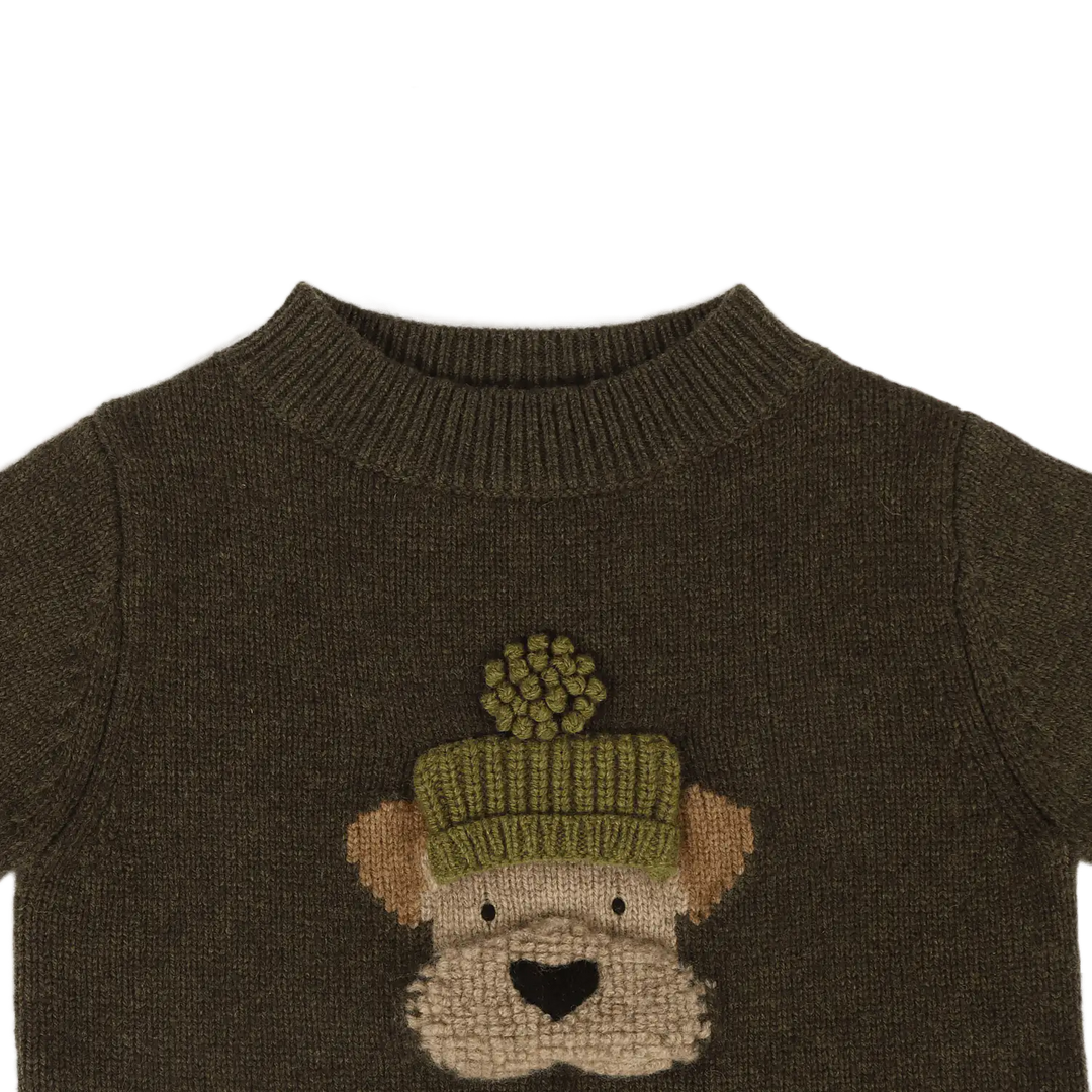 Donsje Denn Merino Wool Sweater Terrier dark olive Detailansicht eingestrickter Terrier und gerippter Rundhalsausschnitt. 