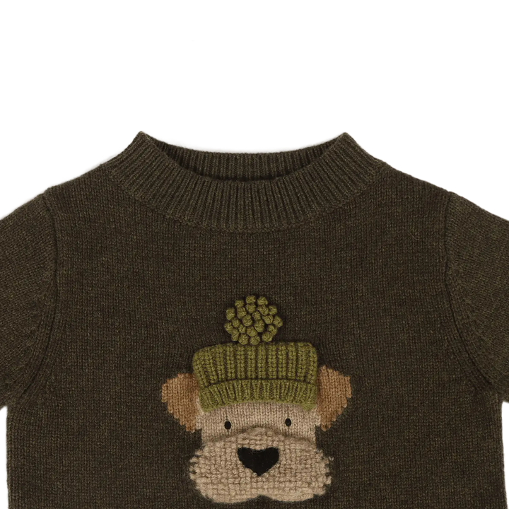 Donsje Denn Merino Wool Sweater Terrier dark olive Detailansicht eingestrickter Terrier und gerippter Rundhalsausschnitt. 