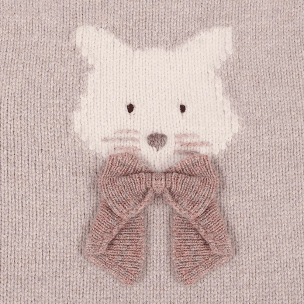 Donsje Denna Merino Wool Sweater Cat ash rose Detailansicht eingestricktes Katzengesicht mit Schleife. 