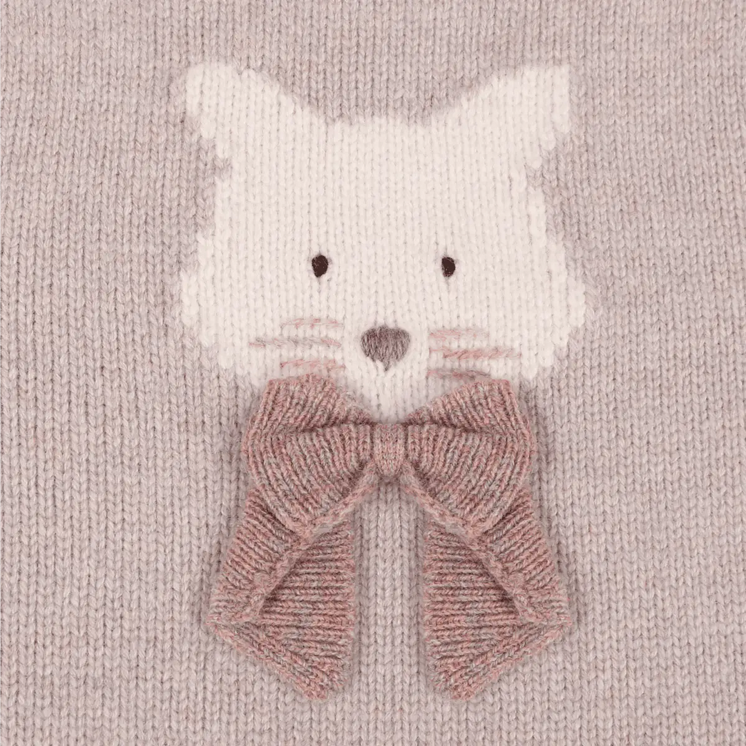 Donsje Denna Merino Wool Sweater Cat ash rose Detailansicht eingestricktes Katzengesicht mit Schleife. 