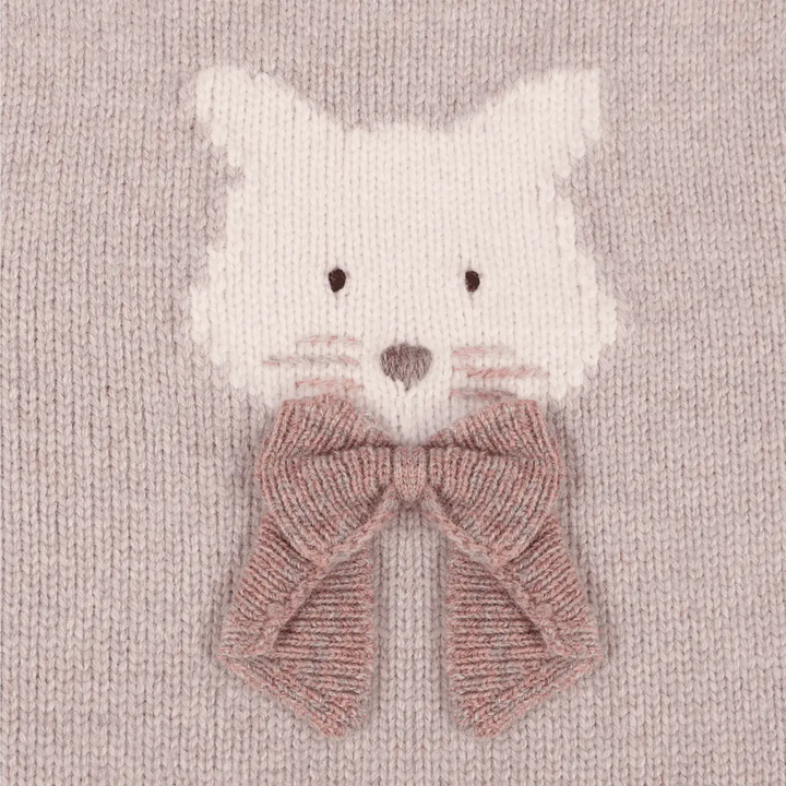 Donsje Denna Merino Wool Sweater Cat ash rose Detailansicht eingestricktes Katzengesicht mit Schleife. 
