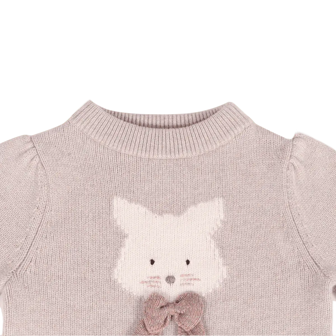Donsje Denna Merino Wool Sweater Cat ash rose Detailansicht Kragen, leicht gepuffte Schultern und Katzengesicht. 