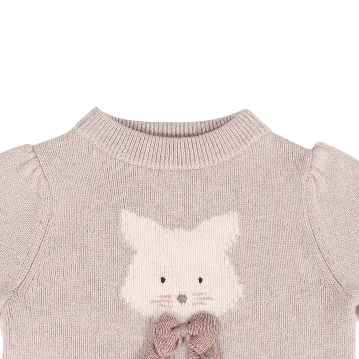 Donsje Denna Merino Wool Sweater Cat ash rose Detailansicht Kragen, leicht gepuffte Schultern und Katzengesicht. 