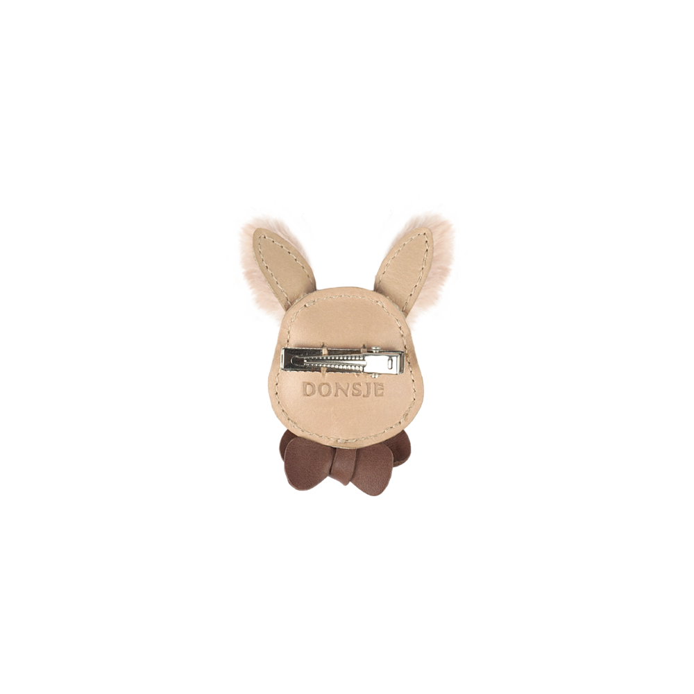 Donsje Festie Clip Fluffy Bunny light rust leather Produktbild, Ansicht der Rückseite mit Blick auf die Klammer. 