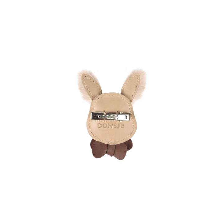 Donsje Festie Clip Fluffy Bunny light rust leather Produktbild, Ansicht der Rückseite mit Blick auf die Klammer. 