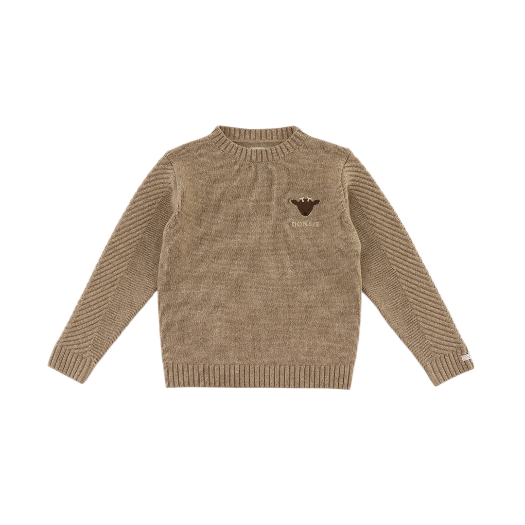 Strickpullover für Kinder aus Merinowolle in beige mit kleiner Stickerei auf der linken Brust in Form eines Hirschkopfes mit Gesicht