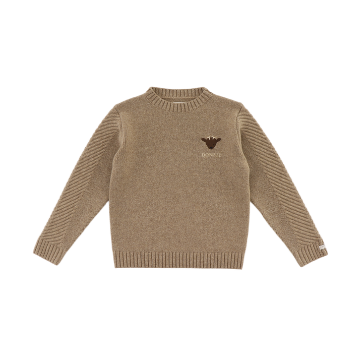 Strickpullover für Kinder aus Merinowolle in beige mit kleiner Stickerei auf der linken Brust in Form eines Hirschkopfes mit Gesicht