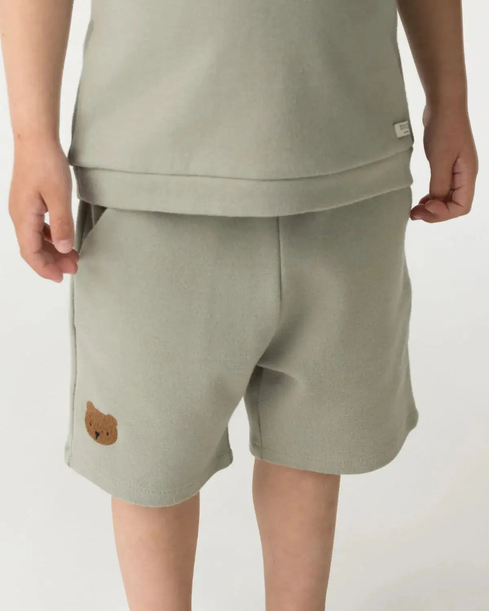 Donsje Ithri Shorts Bear dusty green getragen von einem Kind Nahaufnahme Hose Ansicht von vorne