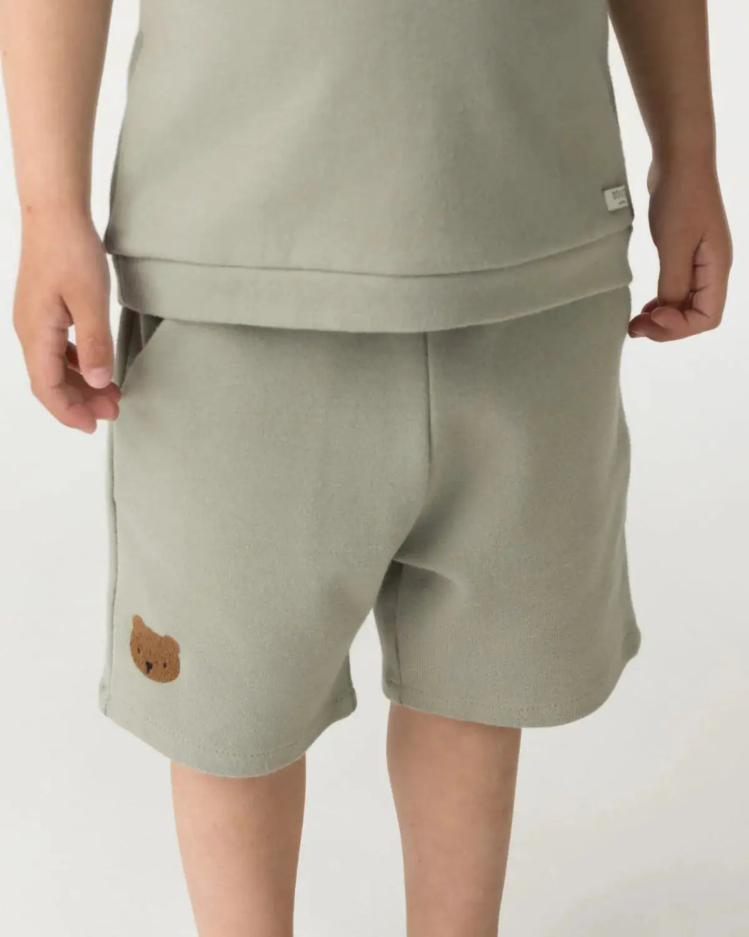 Donsje Ithri Shorts Bear dusty green getragen von einem Kind Nahaufnahme Hose Ansicht von vorne