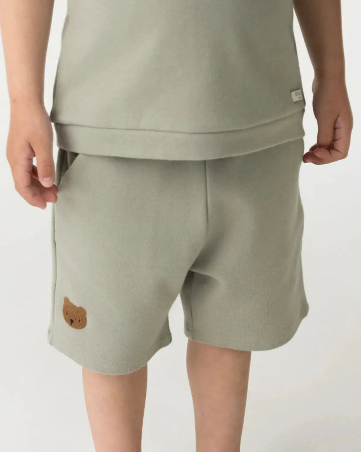 Donsje Ithri Shorts Bear dusty green getragen von einem Kind Nahaufnahme Hose Ansicht von vorne