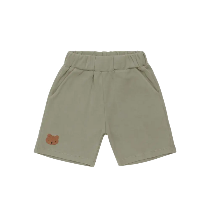 grau-grüne Shorts für Babys und Kinder aus Bio-Baumwolle mit aufgestickem chrakteristischem Donsje Bär auf dem rechten Hosenbein Gummibund und seitliche Eingriffstaschen