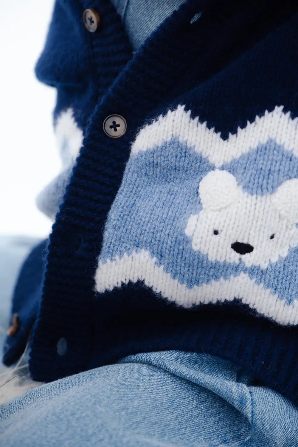 Donsje Kwinten Merino Wool Cardigan Polar Bears navy blue Detailansicht eingestrickte Eisbären-Gesichter. 