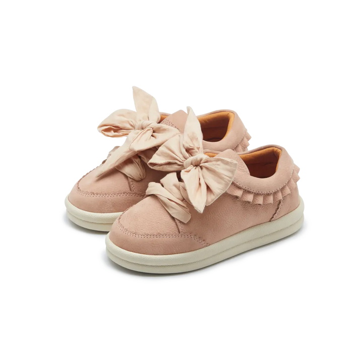 rosafarbene Sneaker für Mädchen aus Leder mit weißer Außensohle aus Gummi, Rüschen rund um die Fußöffnung und breiten Schnürsenkeln aus Baumwolle, die für einen edlen Schleifenverschluss sorgen