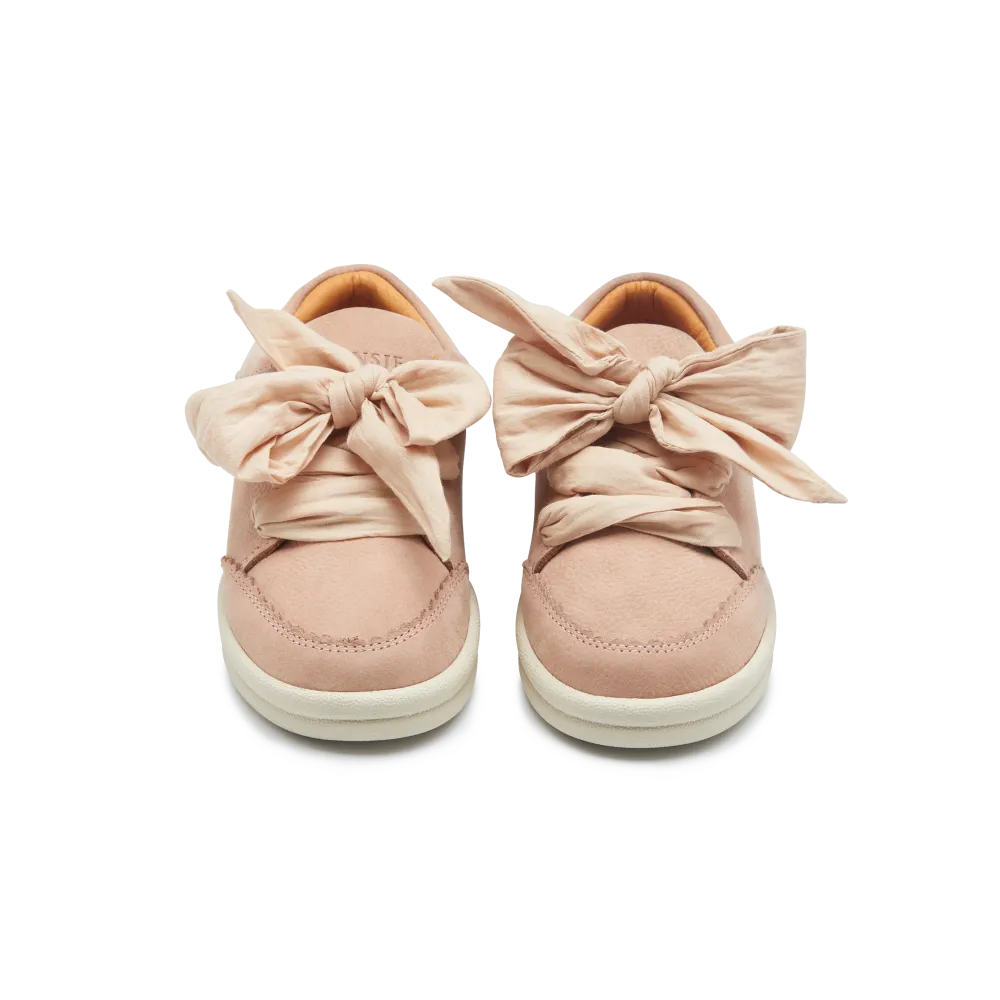 Donsje Lexley Sneakers coral betting leather  Ansicht von vorne mit Fokus auf die gebundenen voluminösen Schleifen aus Baumwolle