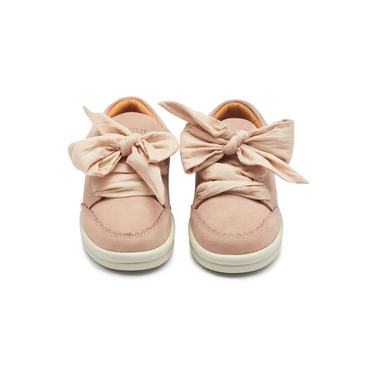 Donsje Lexley Sneakers coral betting leather  Ansicht von vorne mit Fokus auf die gebundenen voluminösen Schleifen aus Baumwolle