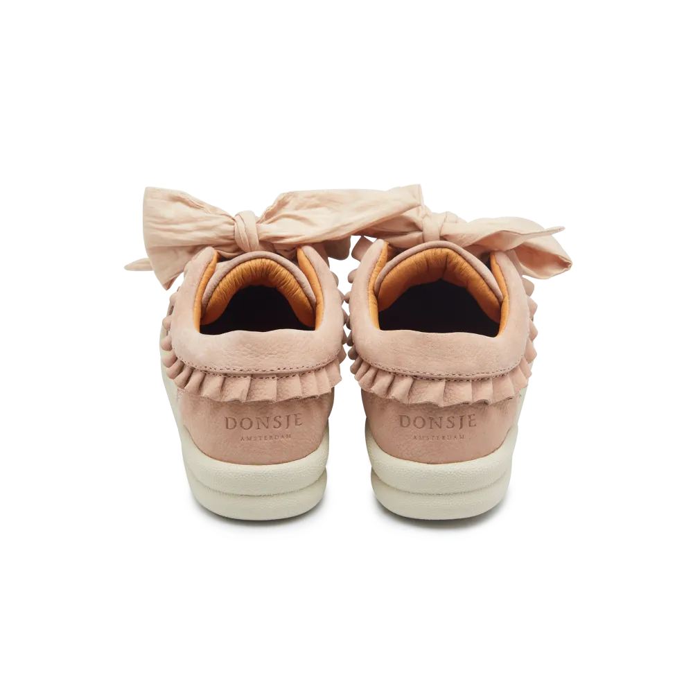 Donsje Lexley Sneakers coral betting leather  Ansicht von hinten mit Blick auf die Rüschen rund um die Fußöffnung und das eingestanzte Logo von Donsje 