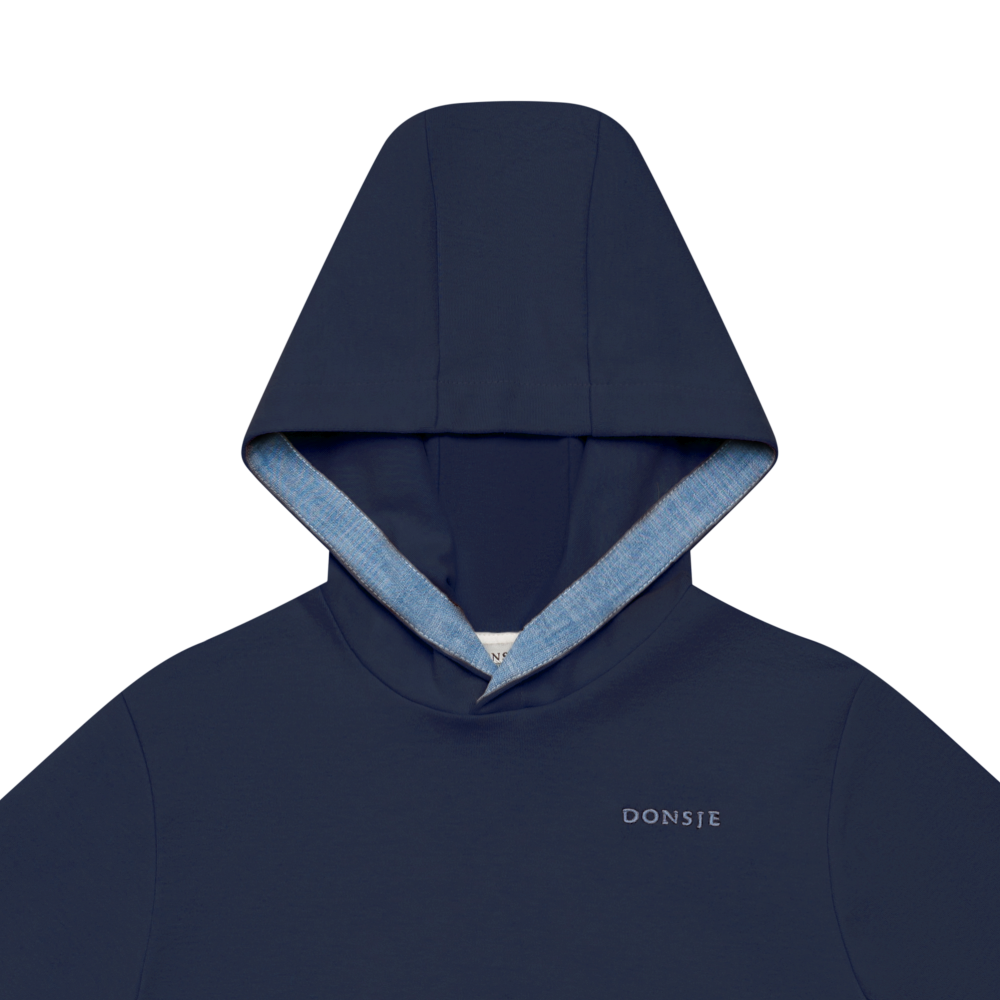 Donsje Lirian Sweater blue marine Detailansicht obere Hälfte mit Kapuze und aufgesticktem Donsje Schriftzug